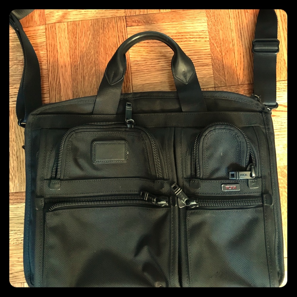 Tumi lBriefcase like new
